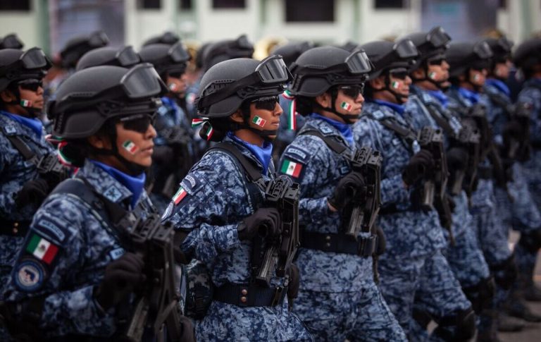 Un gesto inolvidable: Soldados y civiles en el Desfile Militar de 2025