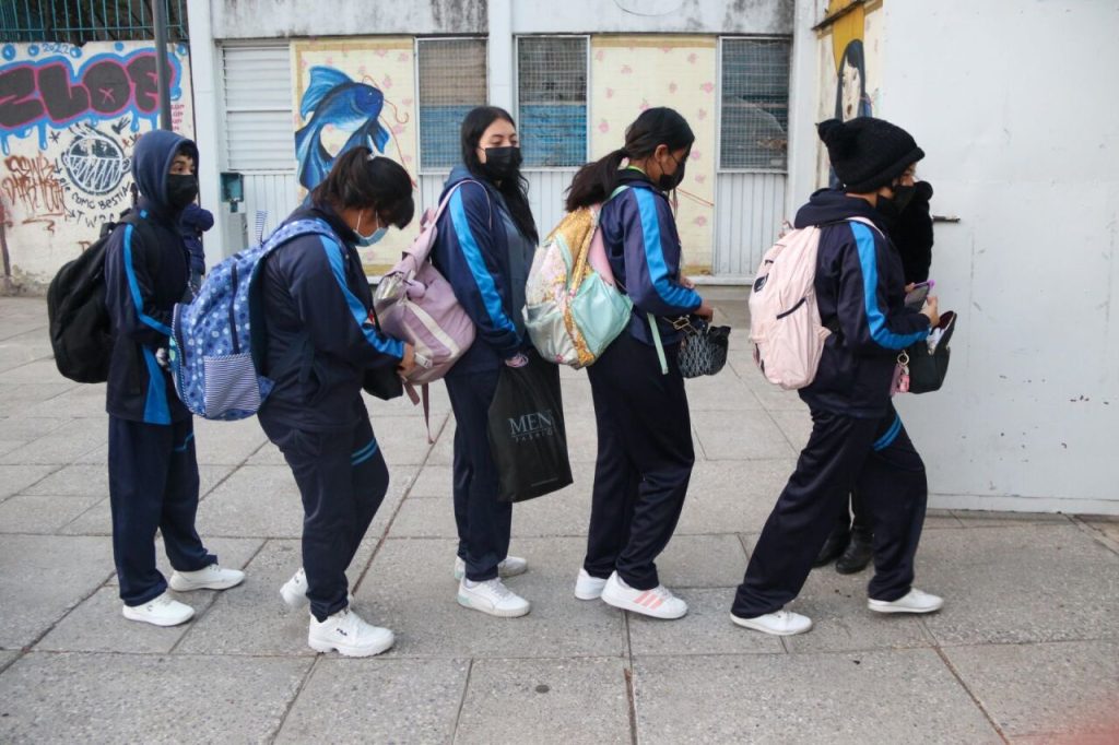 Alarma en secundaria: alumnos intoxicados por extintor en Argentina