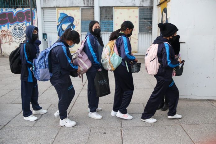 Alarma en secundaria: alumnos intoxicados por extintor en Argentina Alarma en secundaria: alumnos intoxicados por extintor en Argentina