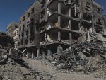 Un edificio residencial en Gaza, en ruinas tras ataque israelí y alerta