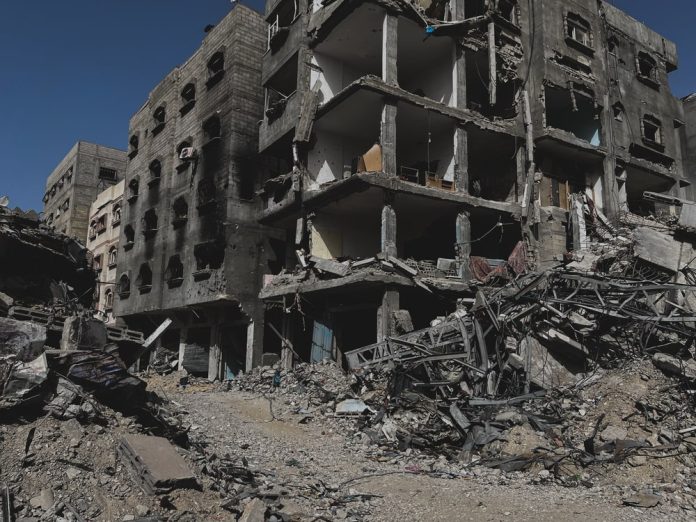 Un edificio residencial en Gaza, en ruinas tras ataque israelí y alerta Un edificio residencial en Gaza, en ruinas tras ataque israelí y alerta