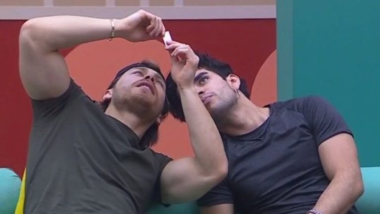 Aarón Mercury y Aldo de Nigris Revelan el Misterio del Agarre de Manos