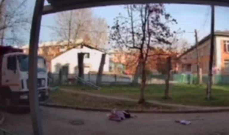 Abuelita muere atropellada por camión de basura en Rusia