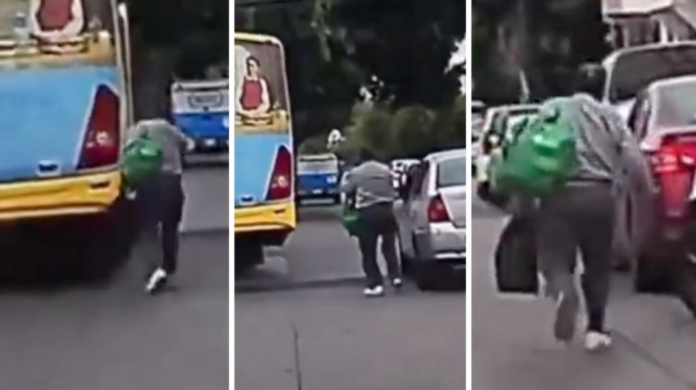 Abuelito persigue camión y automovilista lo ayuda- Video viral Abuelito persigue camión y automovilista lo ayuda: Video viral