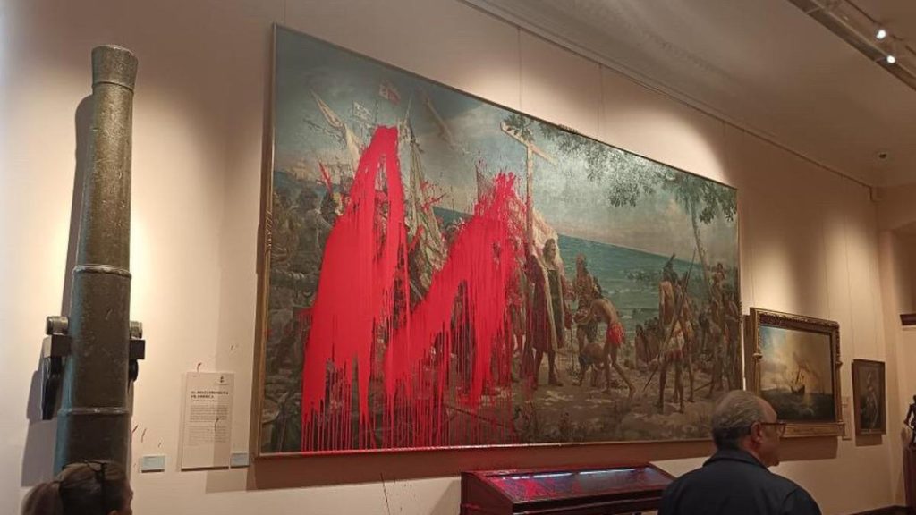 Activistas vandalizan obra de Cristóbal Colón en Museo Naval de Madrid