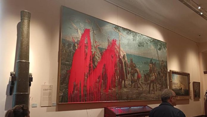 Activistas vandalizan obra de Cristóbal Colón en Museo Naval de Madrid Activistas vandalizan obra de Cristóbal Colón en Museo Naval de Madrid