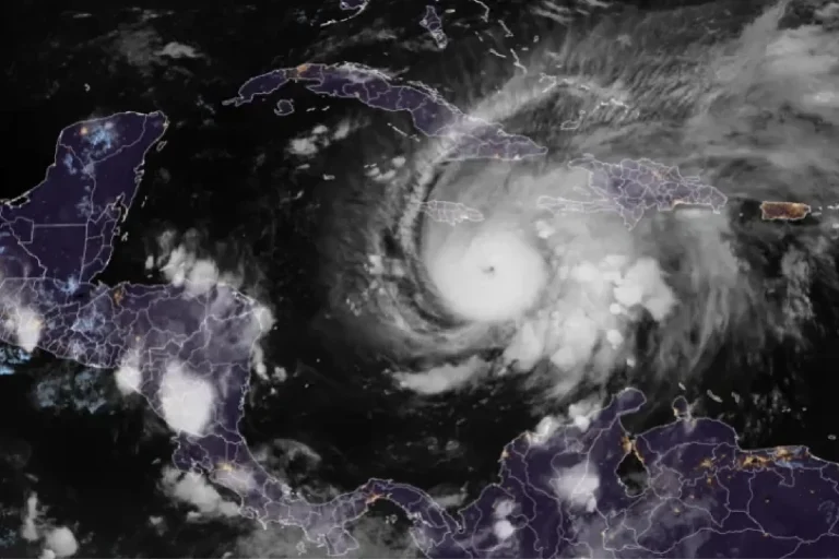 Alerta máxima: Huracán Melissa retoma fuerza tras dejar 30 muertos en el Caribe