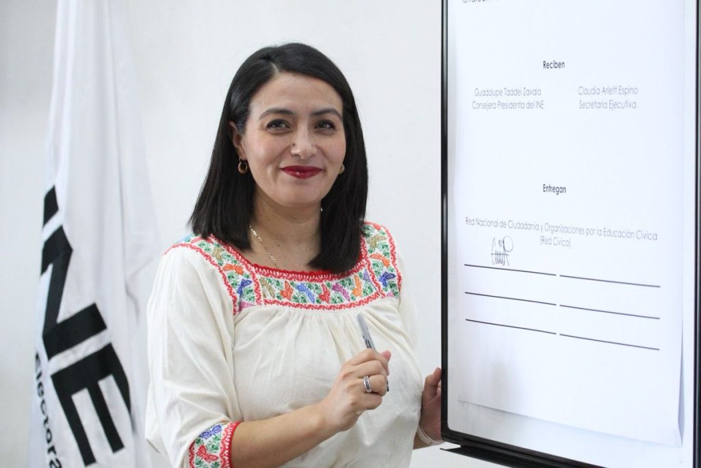 Alerta por retroceso democrático en México: Red Cívica entrega decálogo al INE