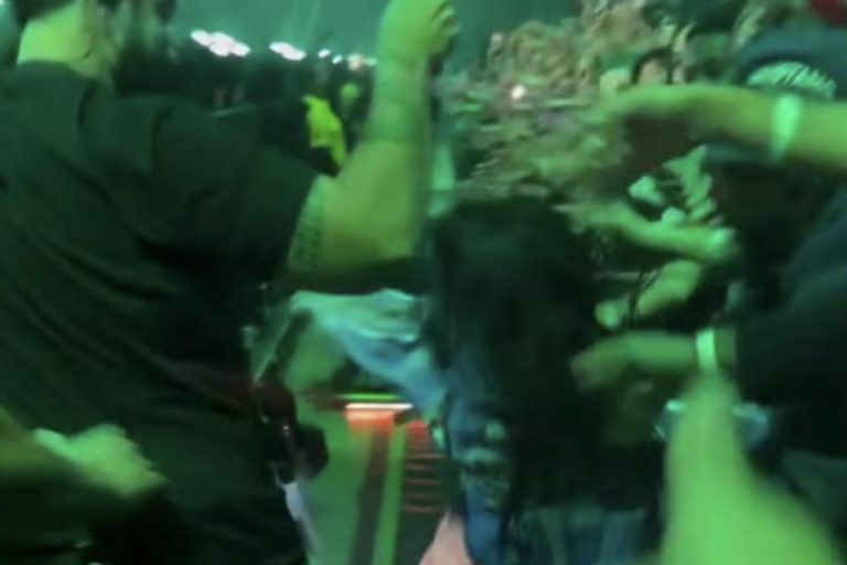Billie Eilish sufre agresión de fan en pleno concierto en Miami