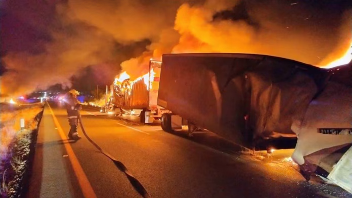 Bloqueos con vehículos incendiados sacuden carreteras de Zacatecas Bloqueos con vehículos incendiados sacuden carreteras de Zacatecas
