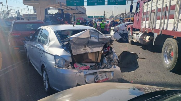 Carambola en Ecatepec: Camión sin frenos causa caos y 14 heridos