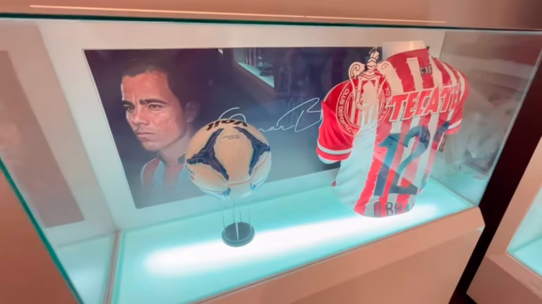 Chivas retira camiseta de Omar "N" Tras acusaciones de abuso