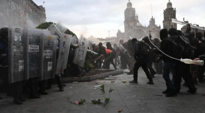 Choque en el Zócalo- Manifestantes y policías se enfrentan el 2 de octubre Choque en el Zócalo: Manifestantes y policías se enfrentan el 2 de octubre