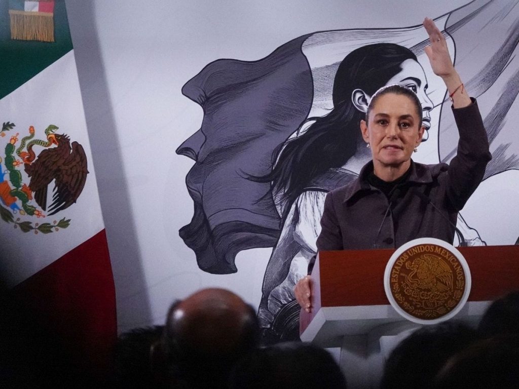 Claudia Sheinbaum critica a farmacéuticas por incumplimiento en entrega de medicamentos