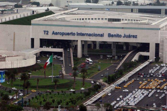 Conductor Ebrio Atropella a Policías en el AICM- Caos y detención Conductor Ebrio Atropella a Policías en el AICM: Caos y detención