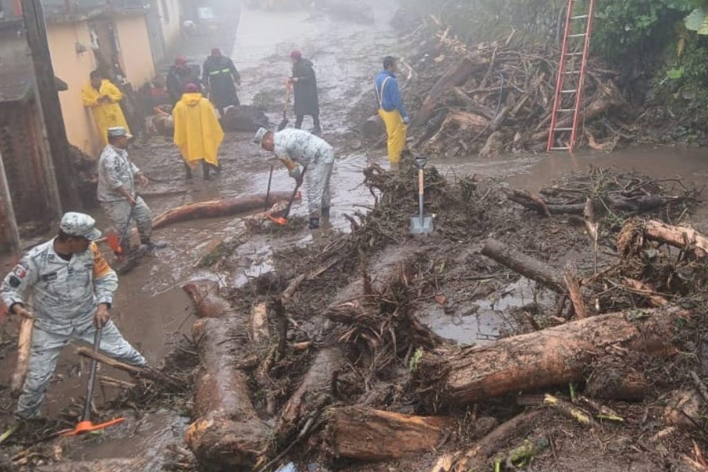 Disminuyen regiones incomunicadas por lluvias en México