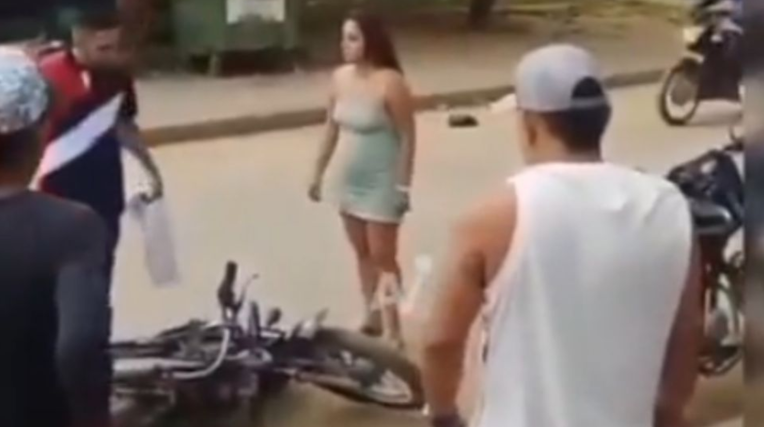 Ecuador: Hombre golpea a su esposa embarazada y recibe paliza