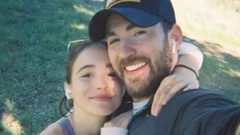 El Capitán América y Alba Baptista dan la bienvenida a su primer bebé