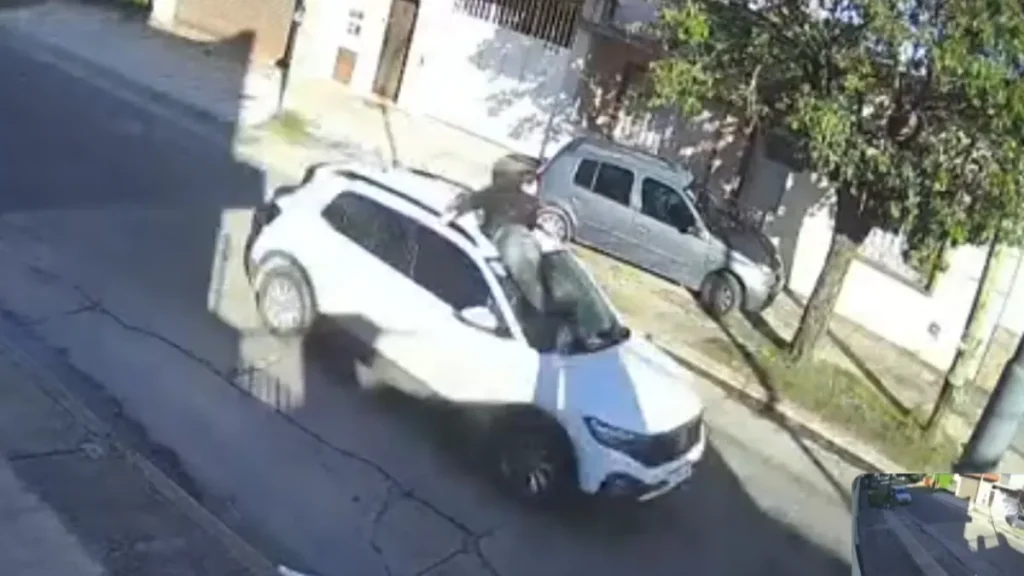 El escape fallido en Hurlingham: Conductora lleva a hombre colgado del auto