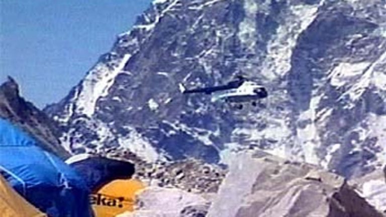 El infierno blanco del Everest: El milagro que partió un helicóptero en dos