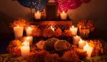 El significado de las veladoras en la ofrenda del Día de Muertos