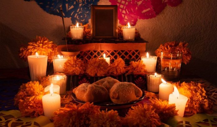 El significado de las veladoras en la ofrenda del Día de Muertos El significado de las veladoras en la ofrenda del Día de Muertos