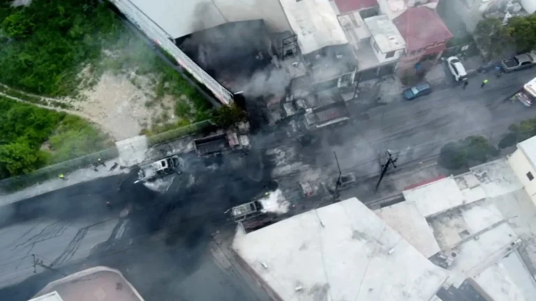 Fuerte incendio consume bodega de combustible en Tequila, Jalisco