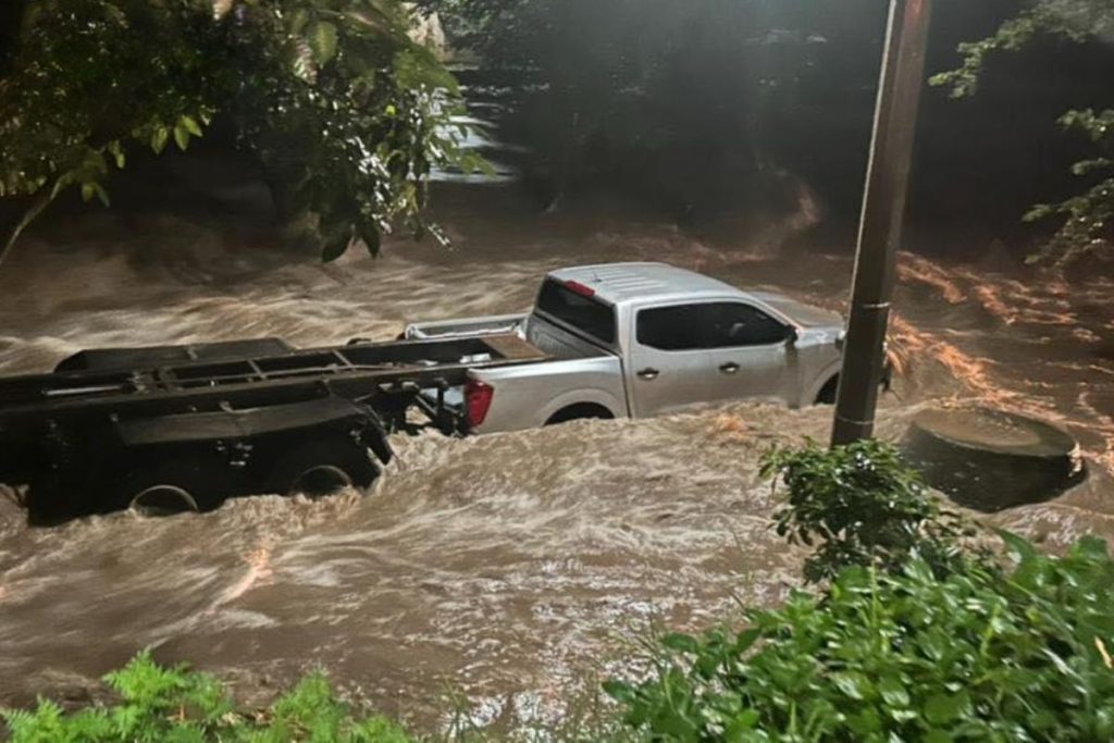 Fuertes lluvias desbordan presa de Jalpan en Querétaro
