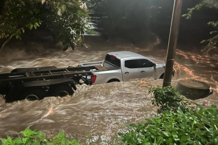 Fuertes lluvias desbordan presa de Jalpan en Querétaro Fuertes lluvias desbordan presa de Jalpan en Querétaro
