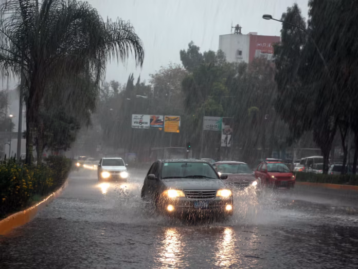 Fuertes lluvias y frente frío azotarán México en octubre Fuertes lluvias y frente frío azotarán México en octubre