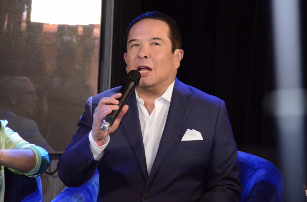 Gustavo Adolfo Infante, señalado por acoso por ex colaboradora