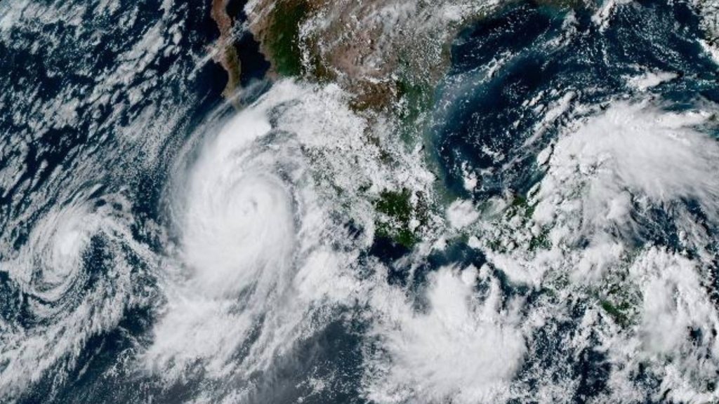 Huracán Priscilla: Estados en alerta por lluvias torrenciales