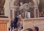 Indignación en Roma: Hombre orina altar en la Basílica de San Pedro