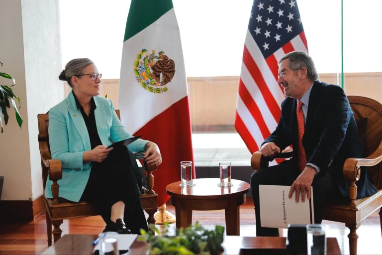 Juan Ramón de la Fuente se reúne con Katie Hobbs, gobernadora de Arizona