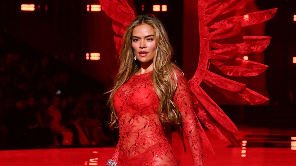 Karol G deslumbra como ángel en Victoria’s Secret Fashion Show 2025
