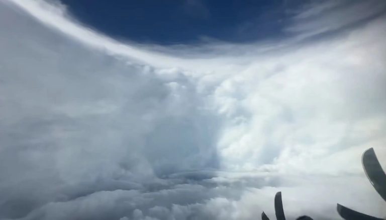 La impresionante vista del “efecto estadio” del huracán Melissa, el monstruo categoría 5