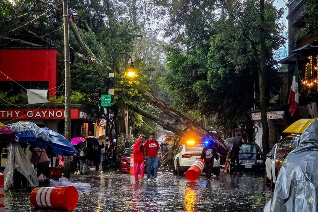 Lluvias torrenciales inundan Coyoacán: Alerta roja activada
