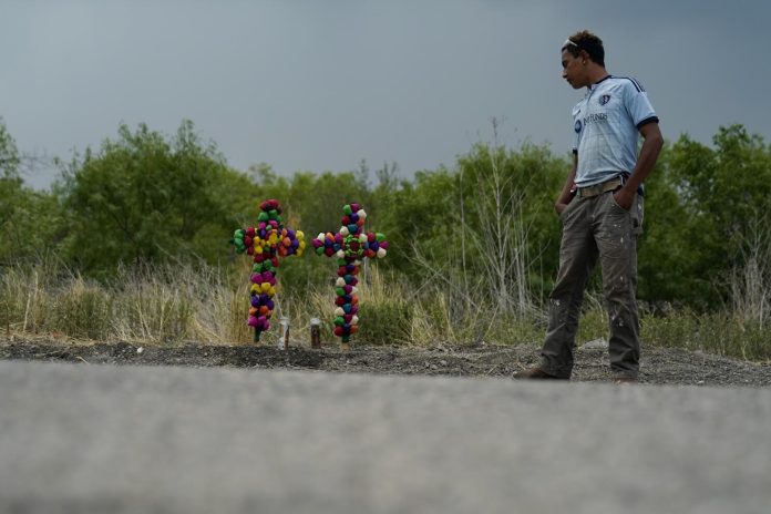Migrantes abandonados en Texas: Uno muere en desagüe pluvial Migrantes abandonados en Texas: Uno muere en desagüe pluvial
