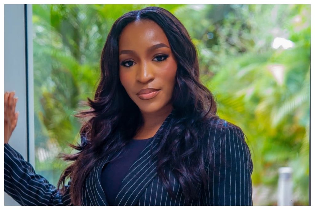 Muere conductora tras caer de un tercer piso al huir de asalto