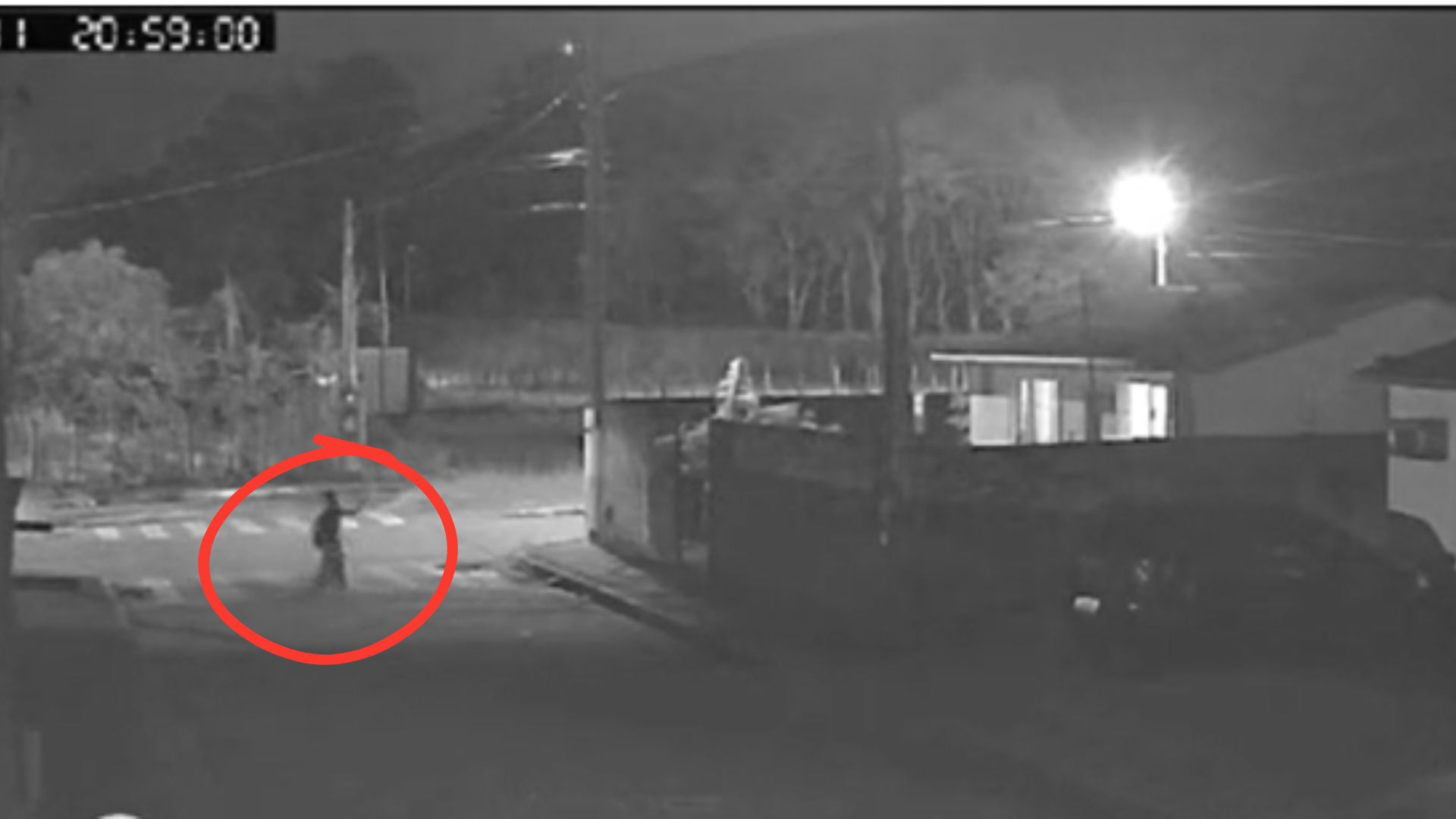 Niño fantasma captado en video: la inquietante silueta que desaparece en plena calle