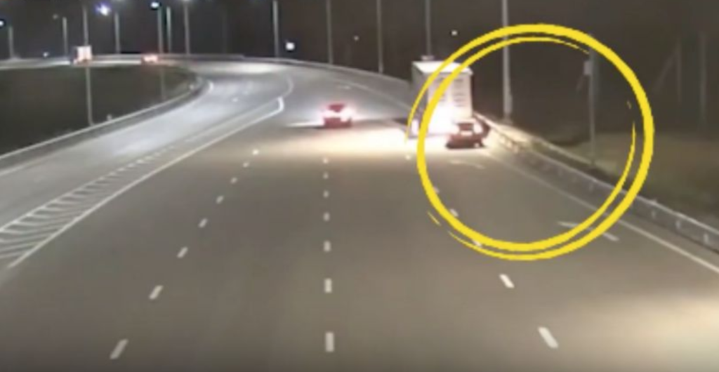Padre olvida a su hijo en autopista de Rusia; video capta el hecho
