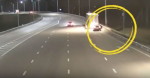 Padre olvida a su hijo en autopista de Rusia; video capta el hecho