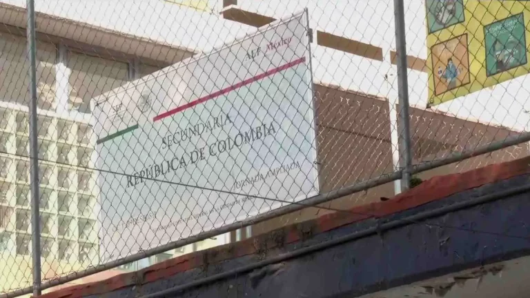 Padres agreden a estudiante en secundaria de Colombia; incidente causa indignación