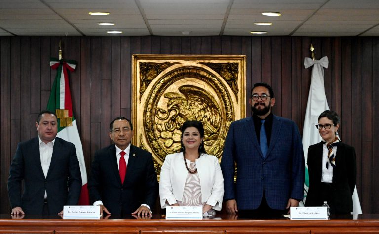 Rafael Guerra Álvarez firma libro de Clara Brugada en su primer año