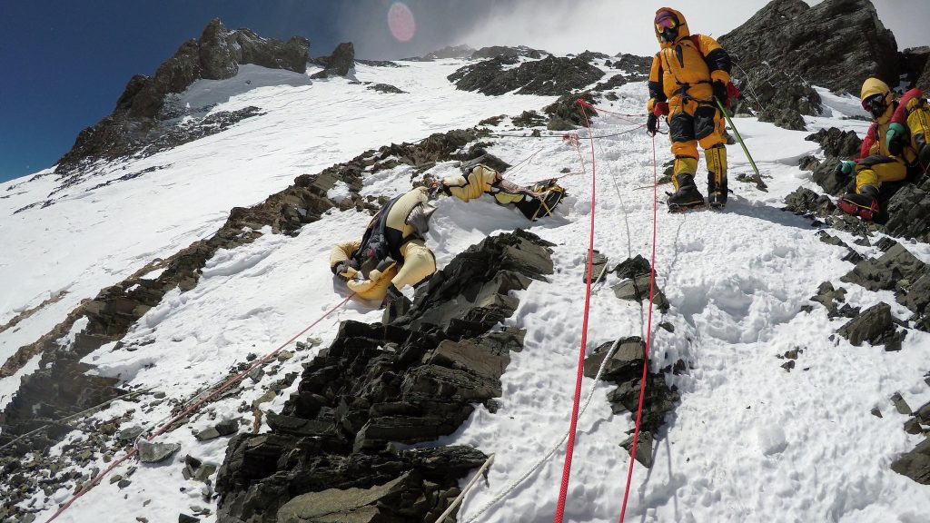 Rescate Masivo en el Everest: Tormenta Aísla a Cientos de Alpinistas