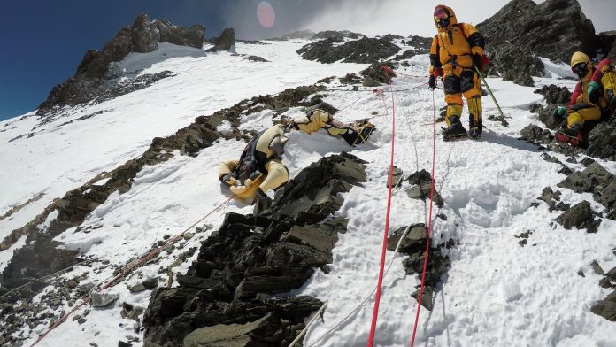 Rescate Masivo en el Everest- Tormenta Aísla a Cientos de Alpinistas Rescate Masivo en el Everest: Tormenta Aísla a Cientos de Alpinistas