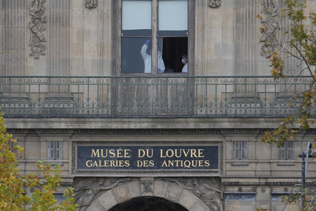 Roban joyas invaluables del Museo del Louvre en París