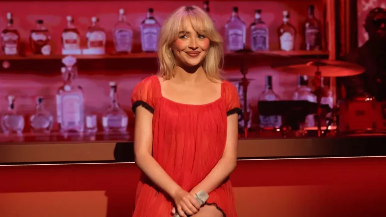 Sabrina Carpenter debuta en Saturday Night Live como presentadora