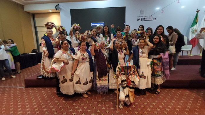 Senadora Celeste Ascencio presenta "MujerEs Michoacán" en FIL Zócalo