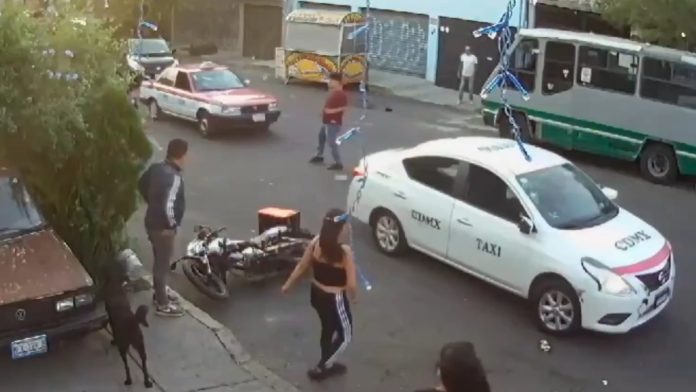 Taxista atropella a vecinos en Coyoacán tras disputa vecinal Taxista atropella a vecinos en Coyoacán tras disputa vecinal